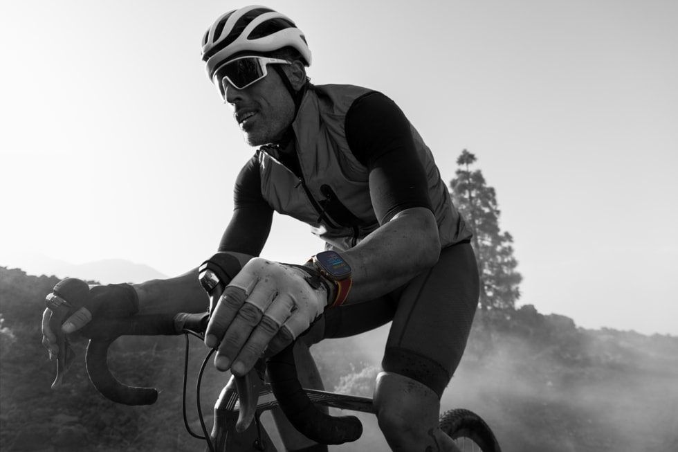 Rowerzysta z Apple Watch Ultra 4
