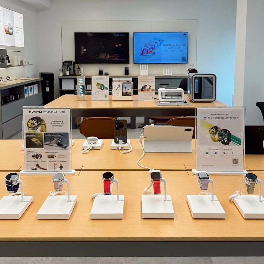 Różne modele Huawei Watch GT w salonie serwisowym