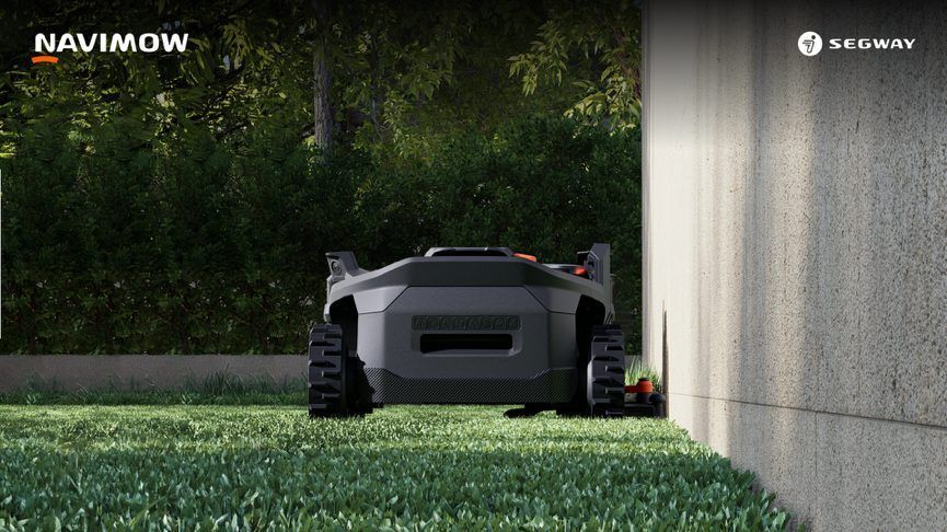 Segway Navimow H5 Pro z EdgeMaestro przy ścianie