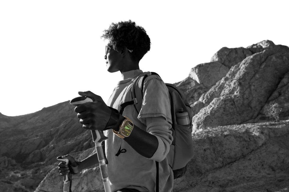 Wędrowiec z Apple Watch Ultra 4 w górach