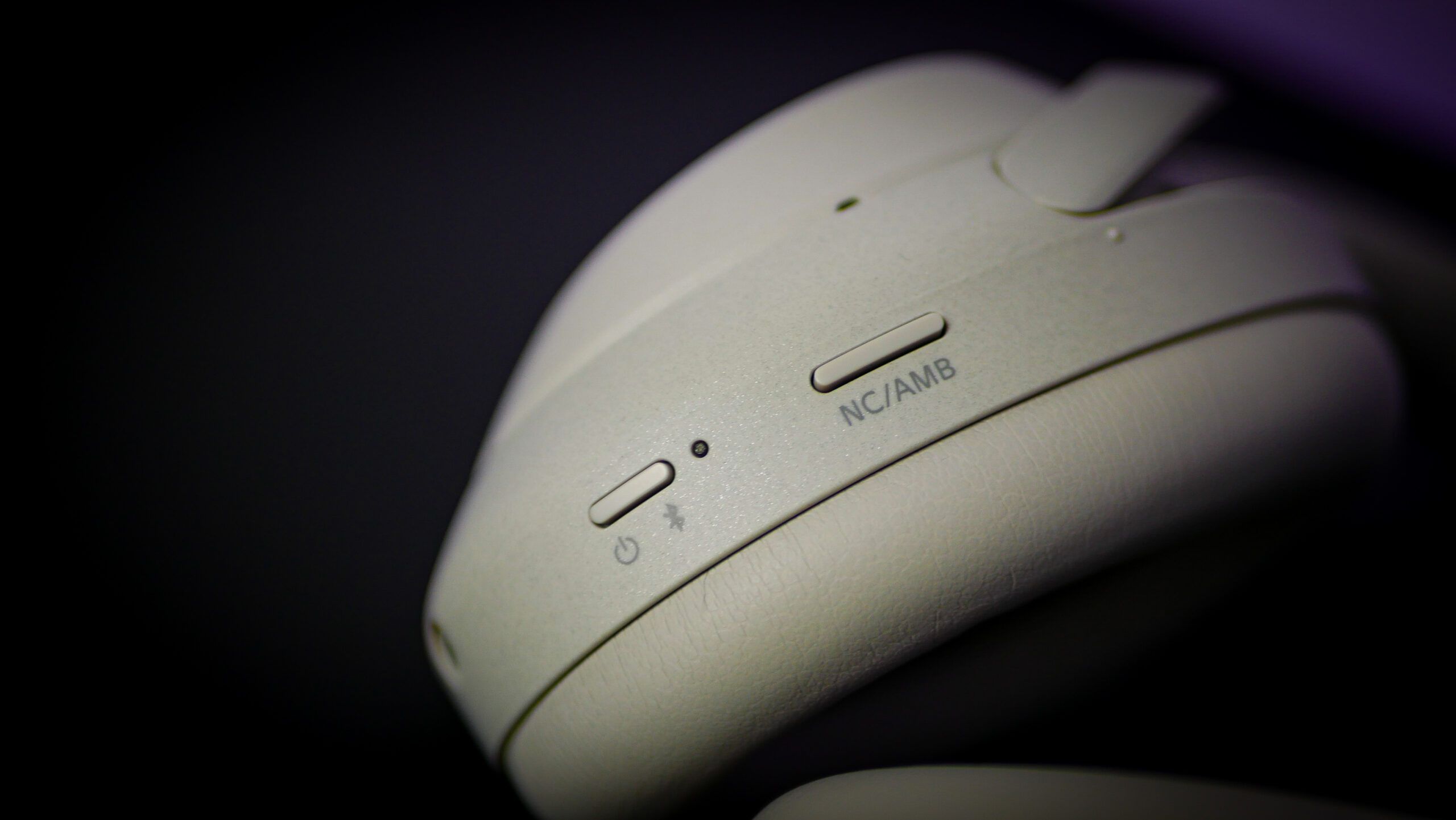 Słuchawki Sony WH-1000XM4C z miękkimi nausznikami