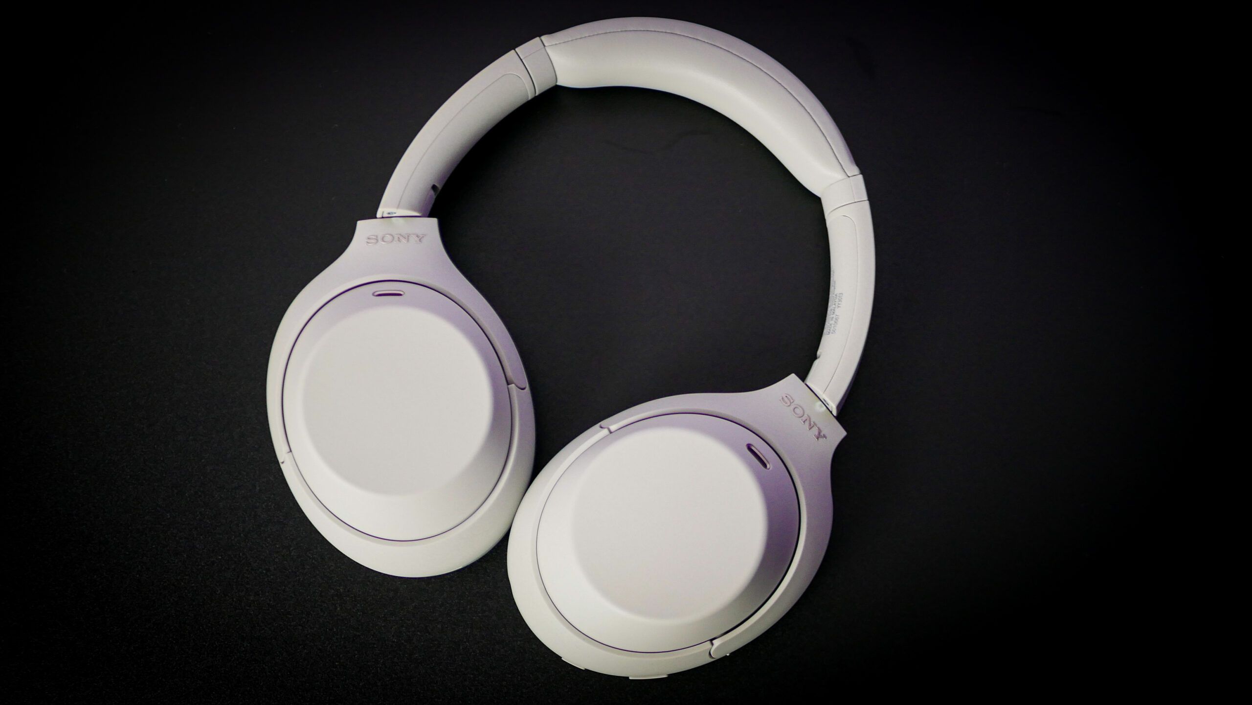 Słuchawki Sony WH-1000XM4C z miękkimi nausznikami