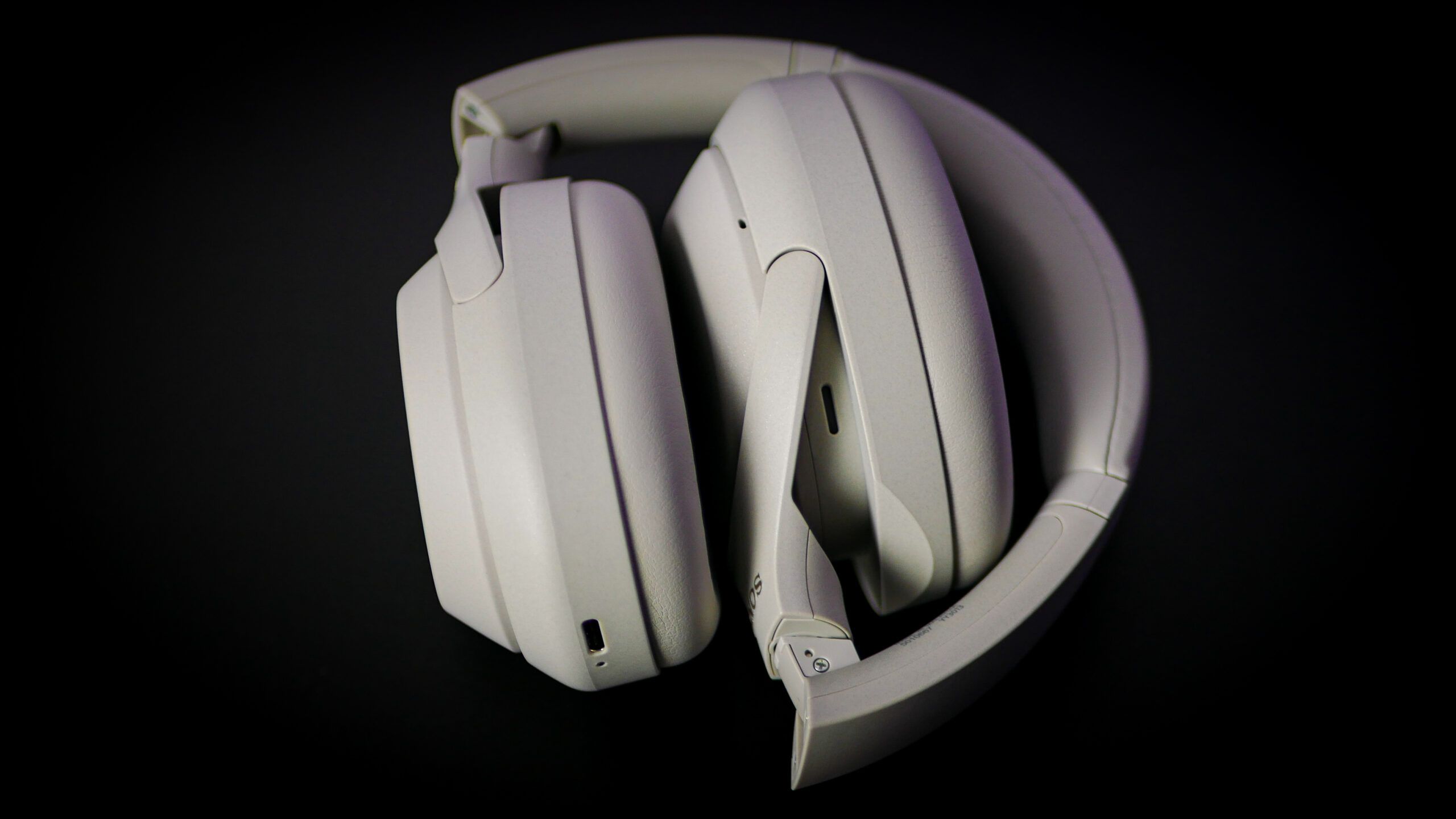 Sony WH-1000XM4C – etui i akcesoria w zestawie