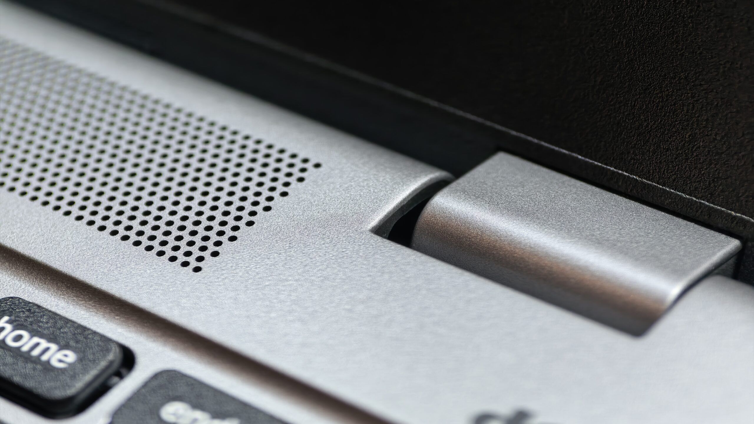 Acer Chromebook 315: zbliżenie na zawias ekranu i fragment maskownicy głośnika