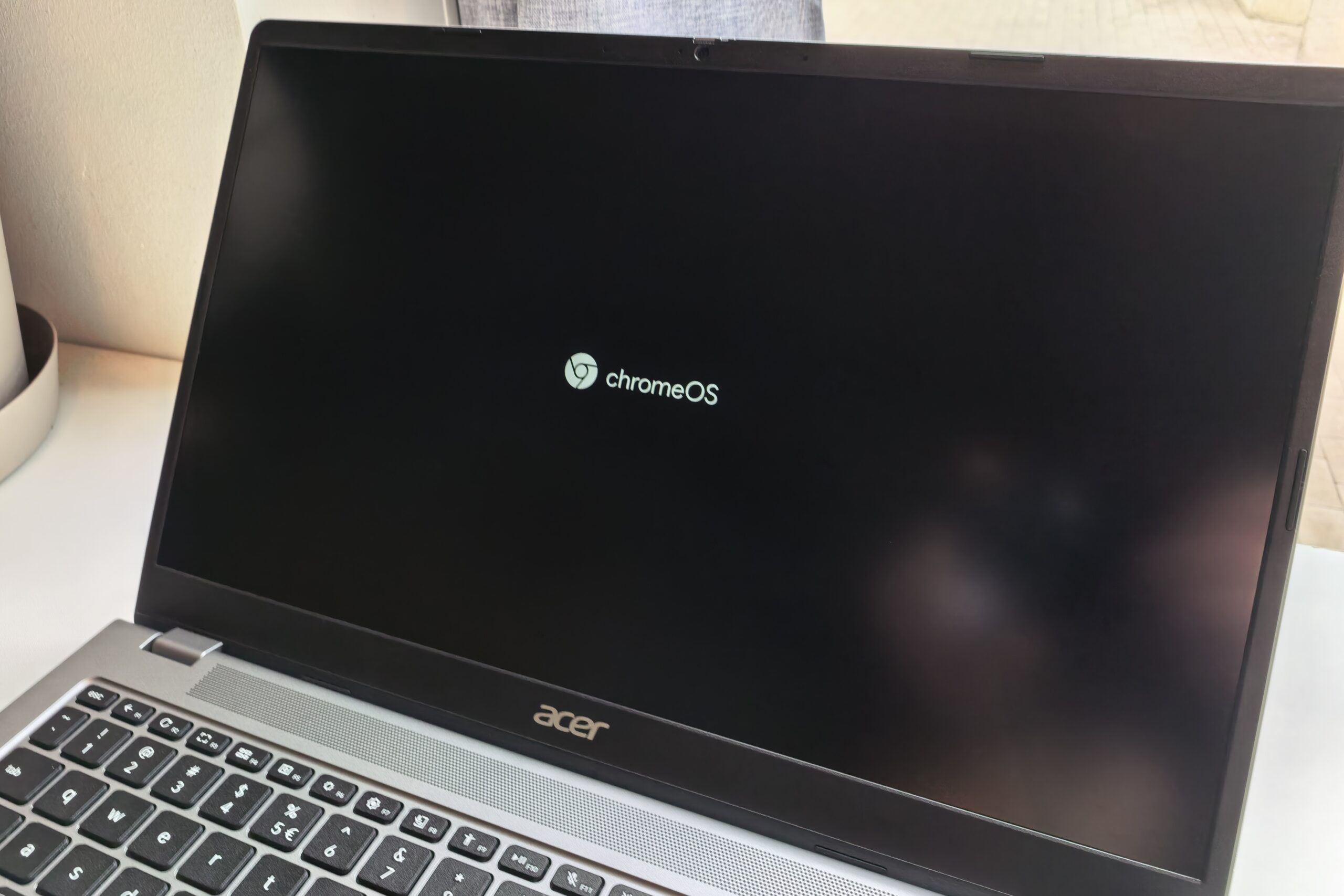 Ekran ładowania ChromeOS w Acer Chromebook 315