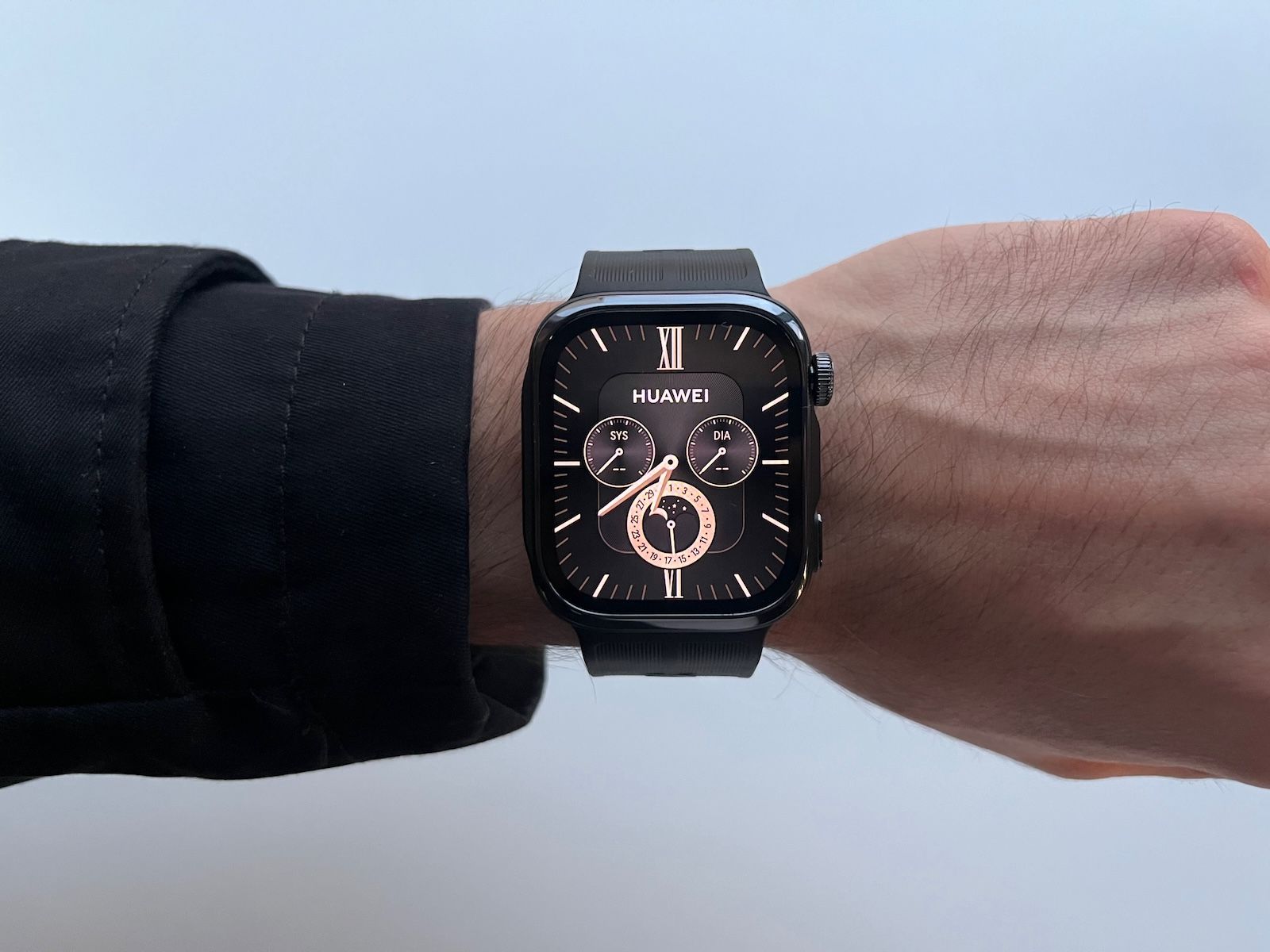 HUAWEI WATCH D3 elegancka czarna tarcza ze wskazówkami na nadgarstku użytkownika