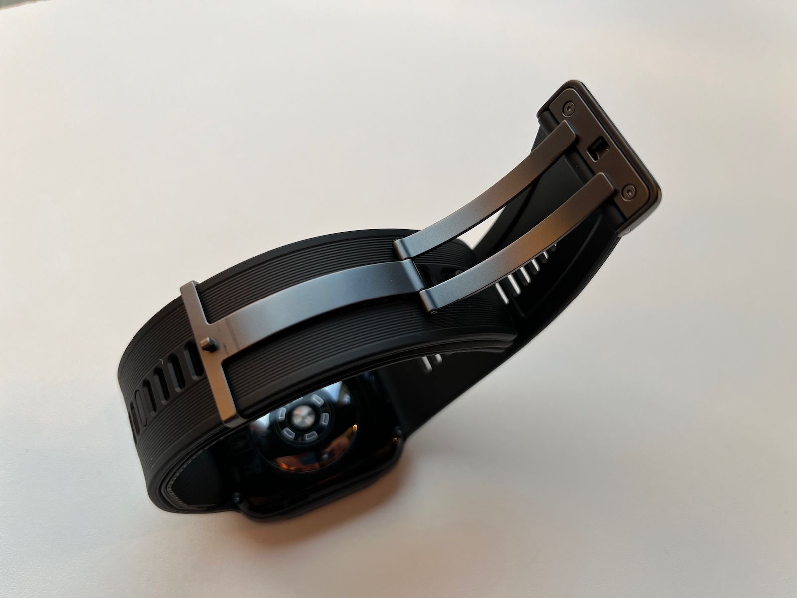 HUAWEI WATCH D3 mechanizm metalowego zapięcia motylkowego oraz czujnik tętna od spodu