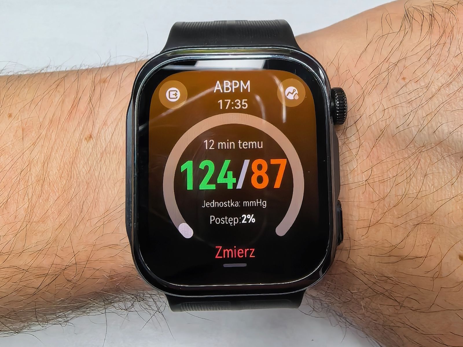HUAWEI WATCH D3 na nadgarstku z widocznym wynikiem pomiaru ciśnienia ABPM 124 na 87 mmHg