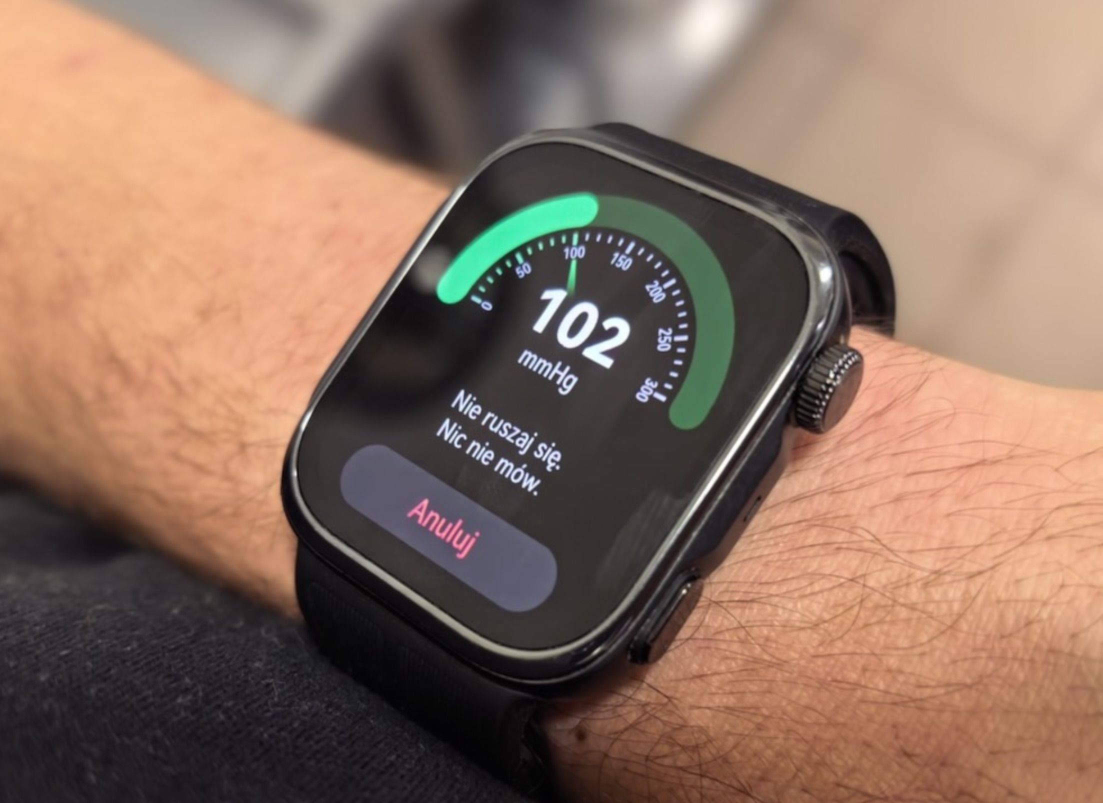 HUAWEI WATCH D3 podczas pomiaru ciśnienia