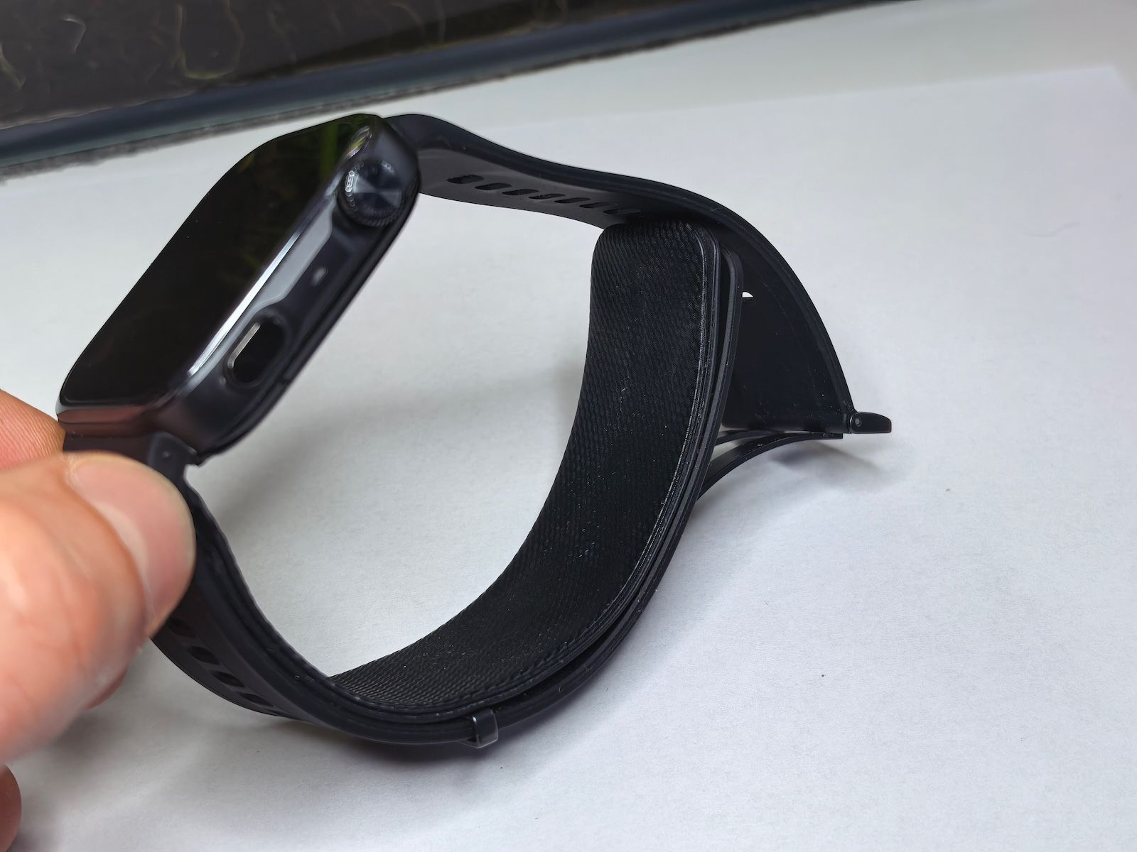 HUAWEI WATCH D3 trzymany w dłoni z widoczną poduszką powietrzną mankietu w pasku