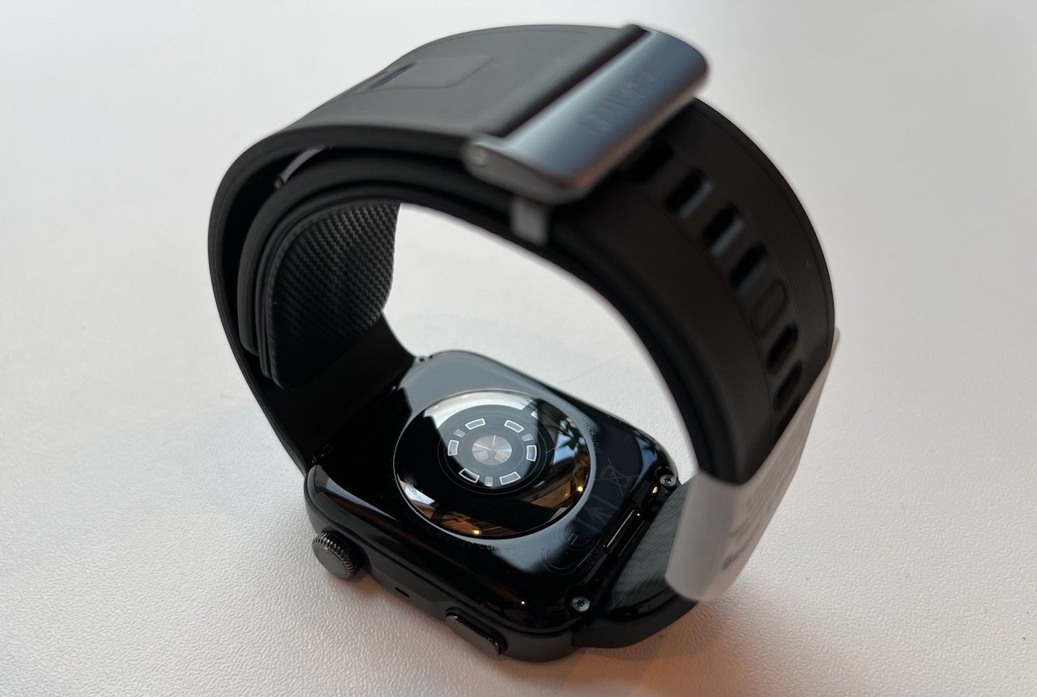 HUAWEI WATCH D3 tył koperty z czujnikami zdrowotnymi oraz widocznym mankietem wewnątrz paska