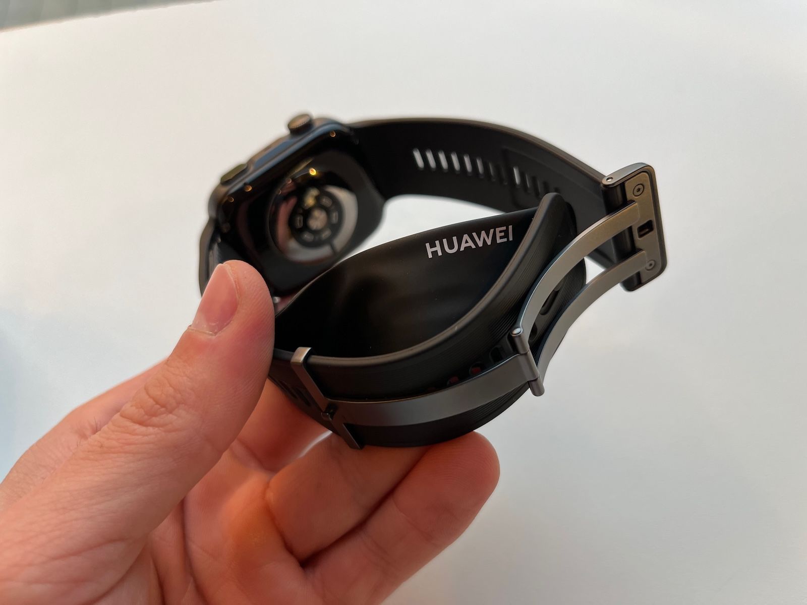 HUAWEI WATCH D3 zapięcie motylkowe paska z logo HUAWEI oraz wewnętrzny mankiet ciśnieniowy