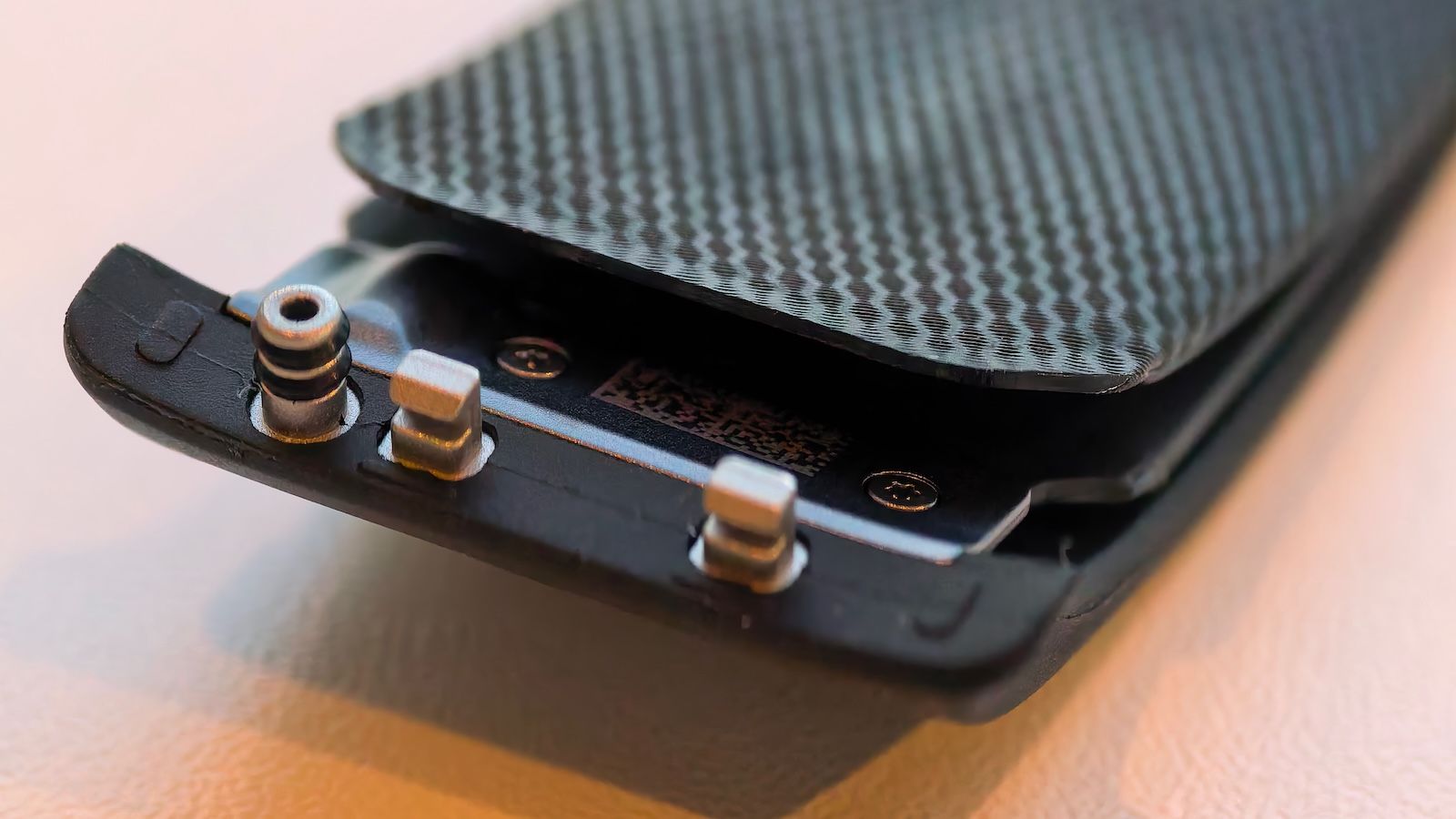 HUAWEI WATCH D3 zbliżenie na złącze pneumatyczne i mocowanie poduszki powietrznej mankietu