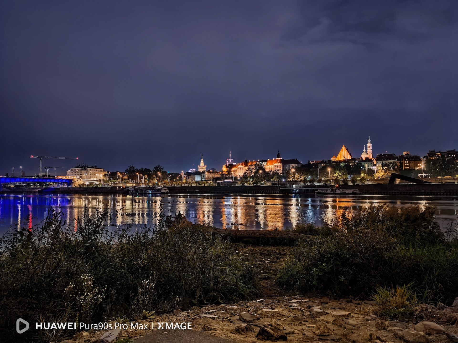 Tryb nocny Huawei Pura 90s Pro Max panorama Warszawy kapkę bliżej