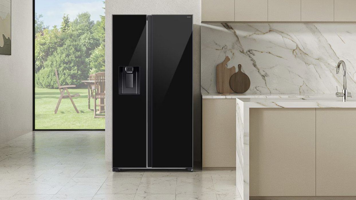 Czarna lodówka Samsung Side By Side AI RS70F64KEBEO