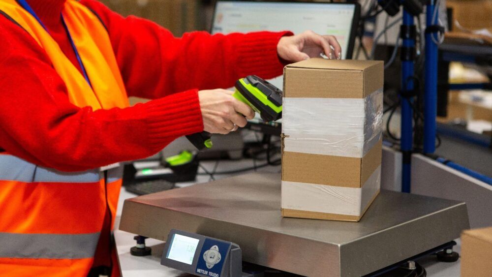 E-commerce szykuje się na peak season. Dane logistyczne pokazują ogromny skok wolumenu przesyłek