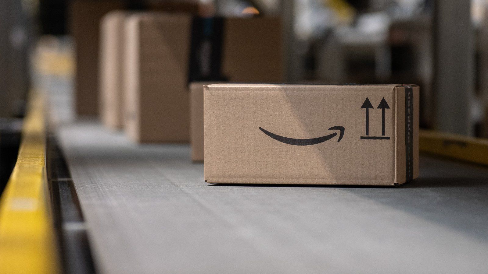 Paczka z logo Amazon na taśmie produkcyjnej