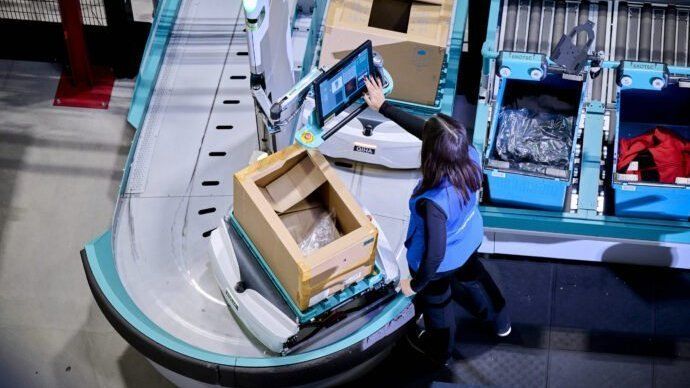Pracownik obsługuje robota Exotec w magazynie Decathlon Ferriere