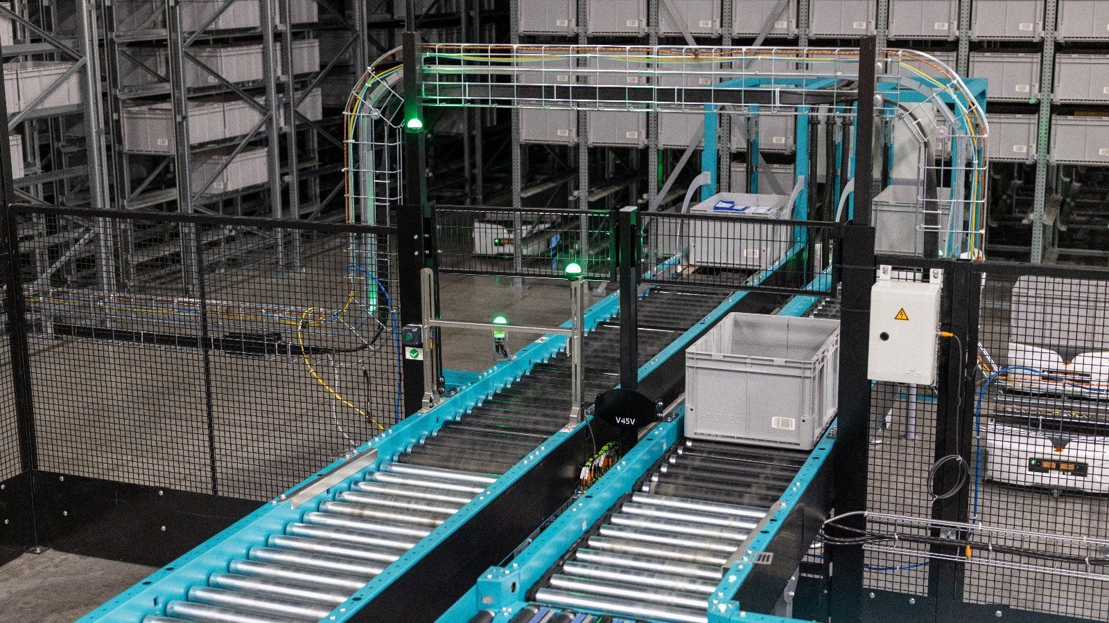 Przenośnik rolkowy z pojemnikami w systemie First Supply