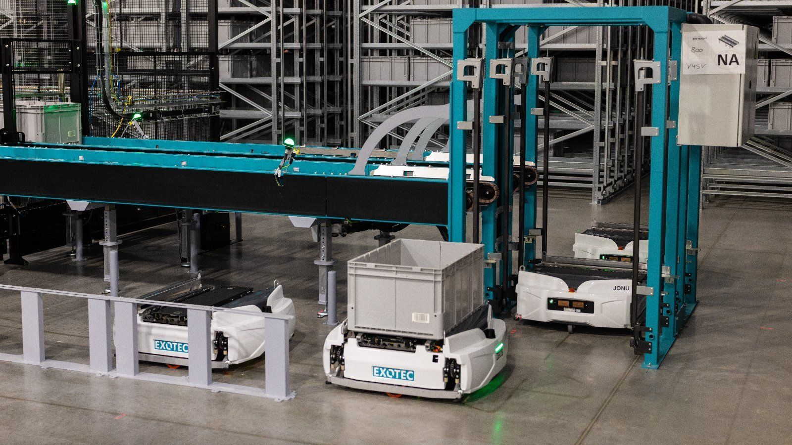 Roboty Exotec Skypod podczas operacji w First Supply